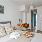 1Br Near Palais Royal & Louvre 파리